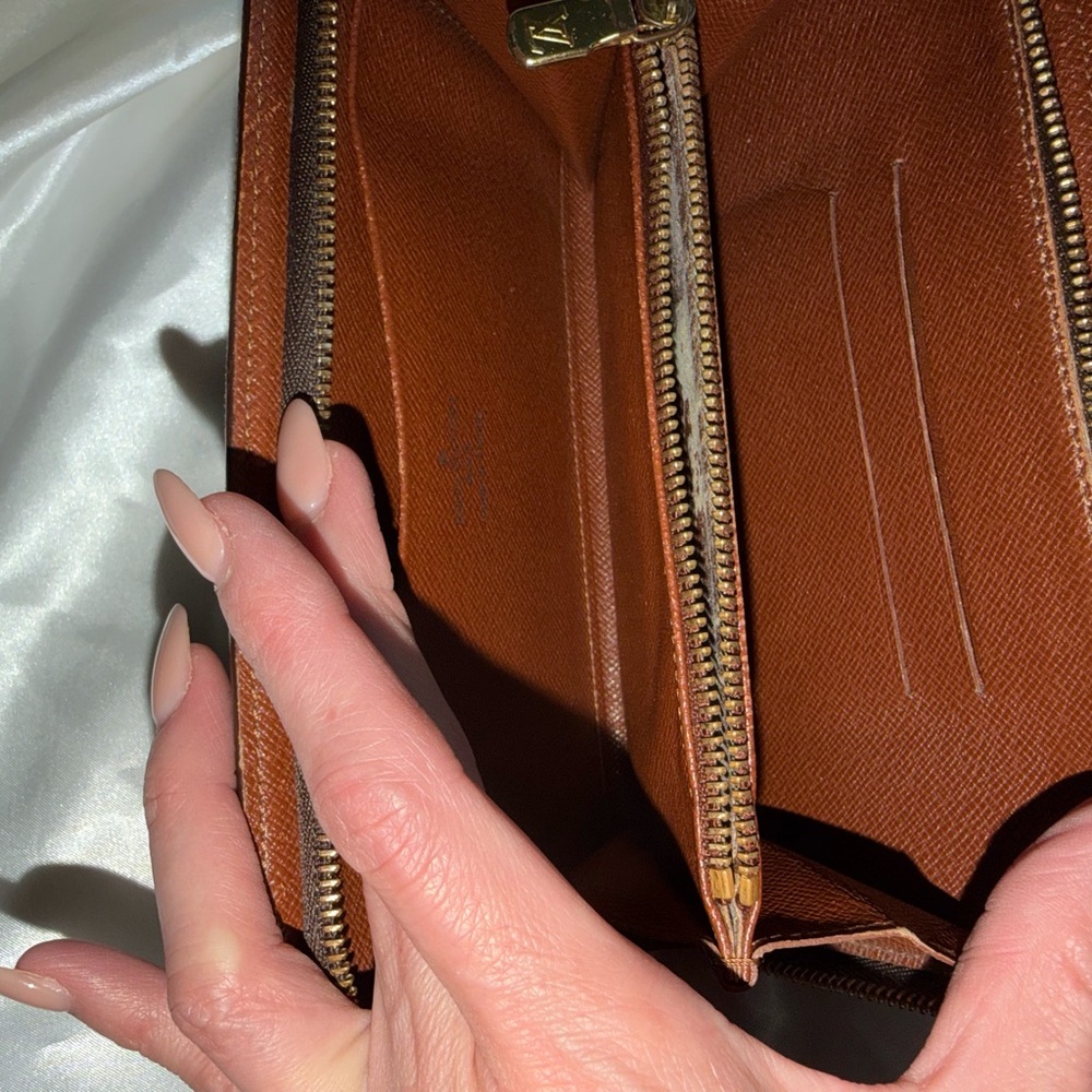 Louis Vuitton Monogram Zippy Wallet - Picture 5 of 9